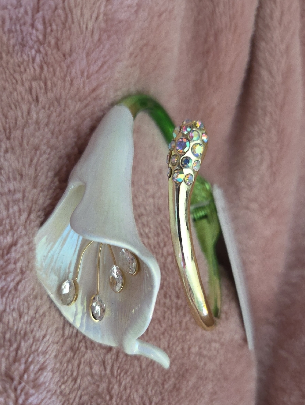 NWT Betsey Johnson White Lily Bracelet.